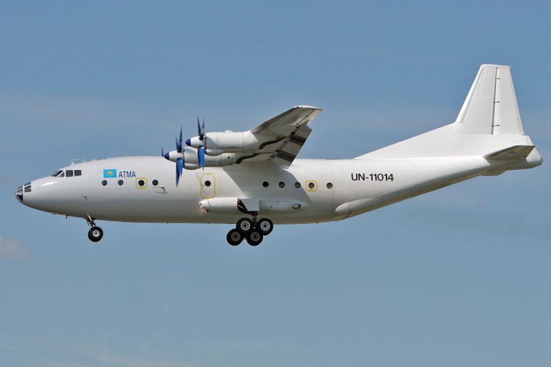 ATMA Antonov AN-12 , im Endanflug auf Rwy 14 (12.Mai 2007)