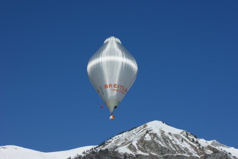 Auch Berge sind kein Hindernis fr einen Flug in unbegrenzte Weiten oder sogar um die ganze Welt.
(Chteau d'Oex, 30.01.2009)