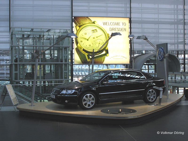Auf der Abflugebene des Flughafen Dresden-Klotzsche wird ein VW Phaeton  aus der Glsernen Manufaktur prsentiert sowie fr die Uhren-Edelschmiede A. Lange & Shne in Glashtte geworben, 2.11.2006
