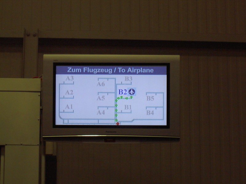 Auf dem Flughafen Frankfurt Hahn (HHN) gilt ein ganz besonderer Boarding-Stil: Man darf direkt auf die Abstellflche und bekommt am Gate ber ein Display den Weg angezeigt. Das Bild entstand am 9. Juni 2009.