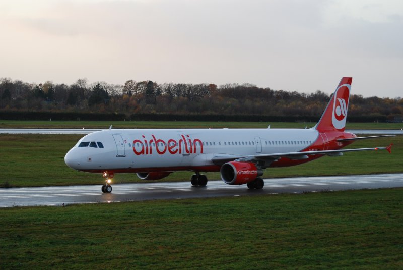 Auf dem Weg zum Gate ist dieser A321 der Air Berlin in Hamburg Fuhlsbttel am 16.11.08
