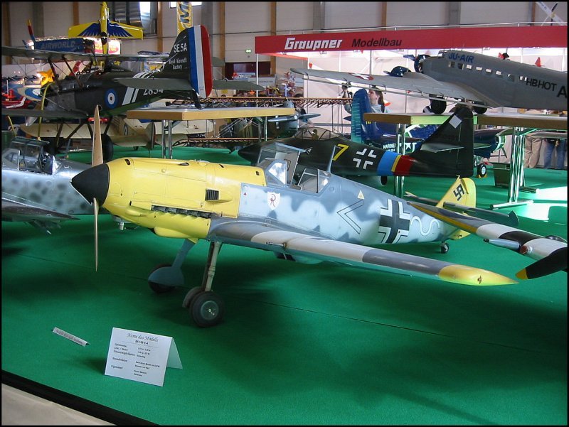 Auf der Modellbau-Messe in Sinsheim im Mrz 2005 waren in einer Halle zahlreiche flugfhige Flugzeug-Modelle ausgestellt, so auch diese ME 109.