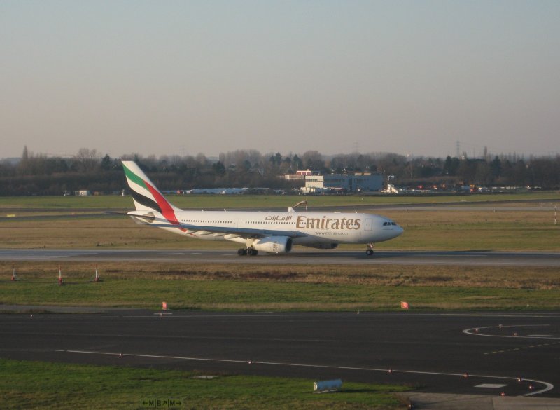 Auf Richtung Osten: A330-200 der Emirates beim Start in Dsseldorf am 26.12.2008.