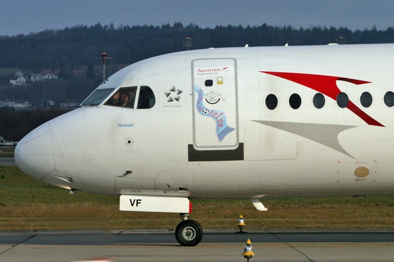 Austrian Airlines, Airbus A319-112 mit  EURO 08  Sticker auf der Einstiegstre, ZRH 13.12.2007