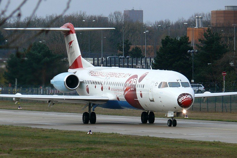 Austrian Arrows F100 OE-LVK Fussball verbindet - Berlin TXL 06.04.2008