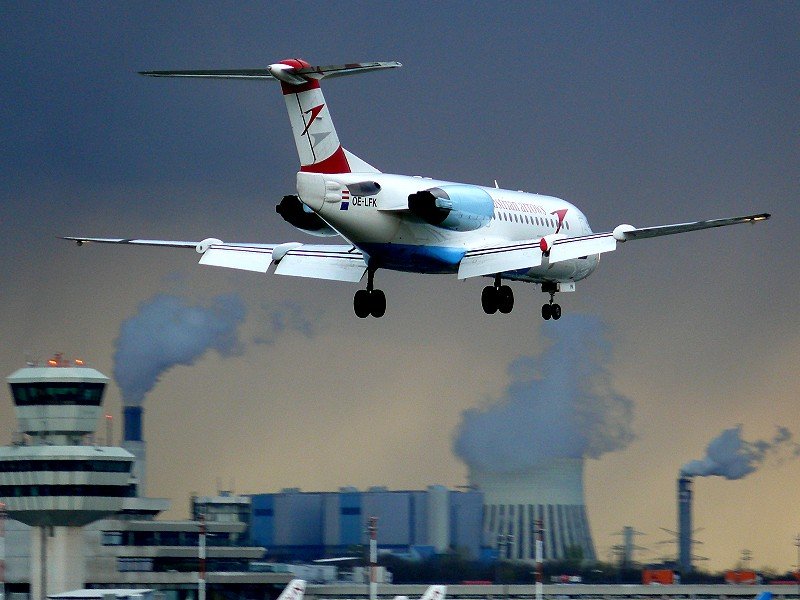 Austrian Arrows F70 OE-LFK Berlin TXL 13.04.2008 im Final RWY 26R
