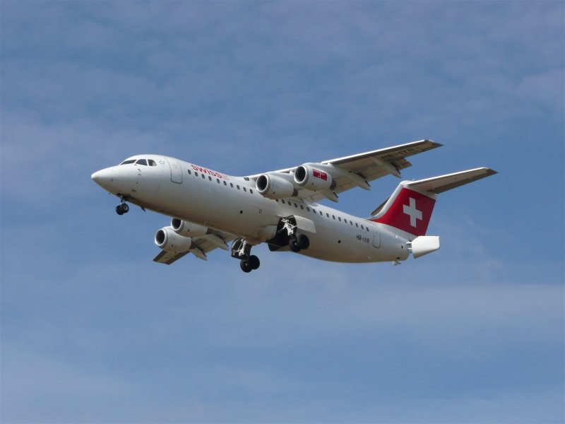 Avro RJ 100 im Landeanflug auf Piste 14 in Zrich.