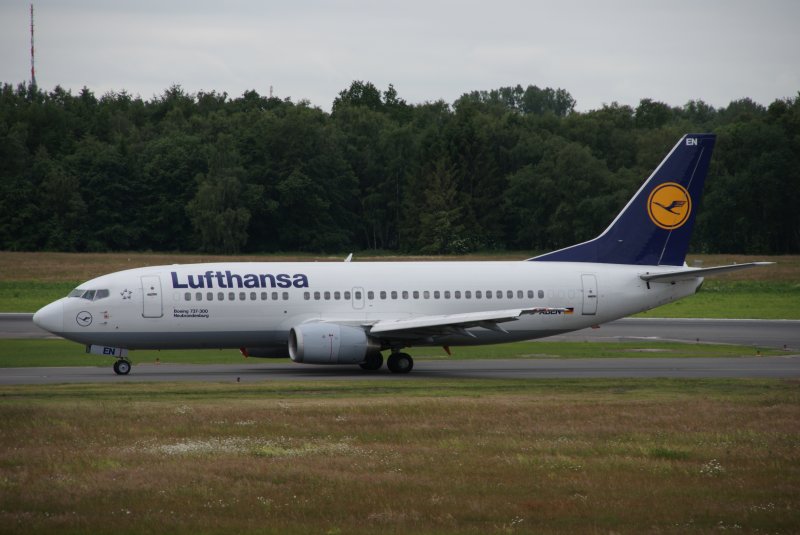 B737-300/500 der Lufthansa auf dem Weg zum Terminal nach der Landung auf dem hamburger Flughafen