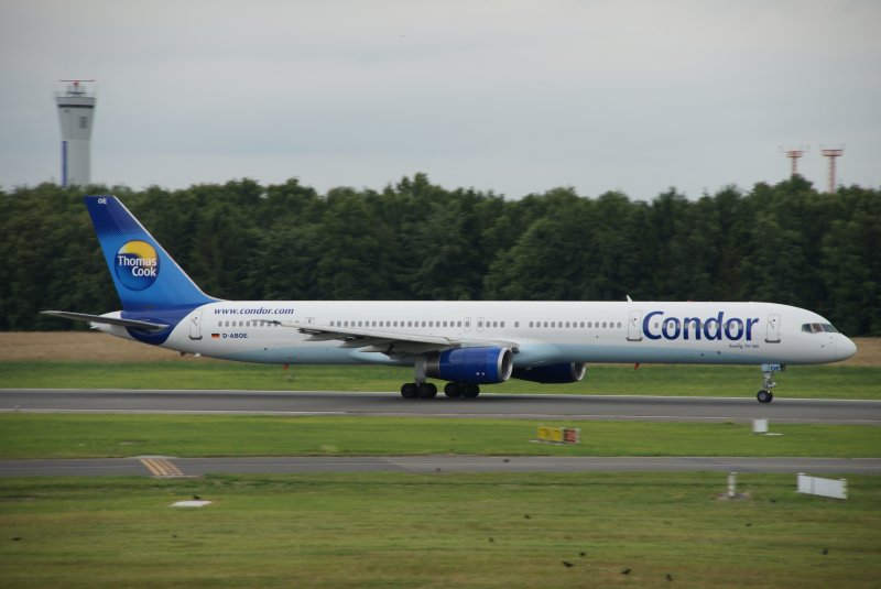 B757-300 der Condor (D-ABOE) beim Start in Richtung Teneriffa
