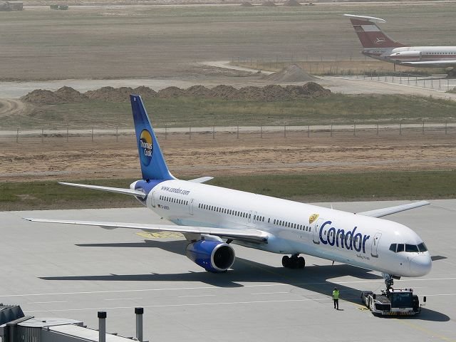 B757-330 der Condor (D-ABOI)Flughafen Leipzig-Halle mit Pushback,aufgenommen am 2.07.2006