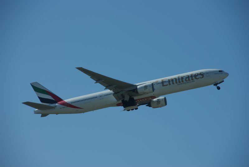 B777-300ER der Fly Emirates beim Start in Richtung Dubai