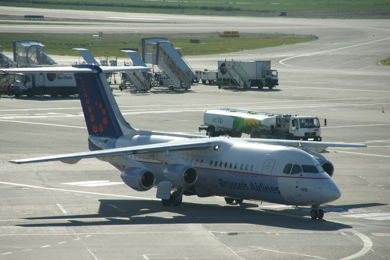BAe 146 der Brussels Airlines auf dem Weg zum Stellplatz