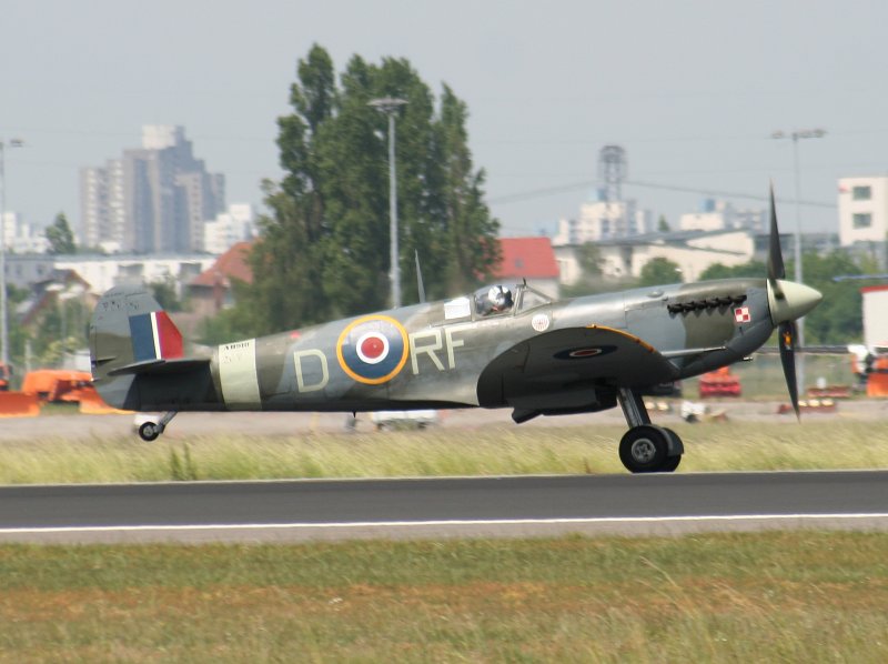 Battle of Britain Memorial Flight Supermarine Spitfire MK Vb AB910
am 30.05.2008 auf der ILA in Berlin-Schnefeld