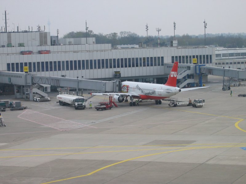 Bayer Leverkusen Boeing 737-800 am Dsseldorfer Flughafen