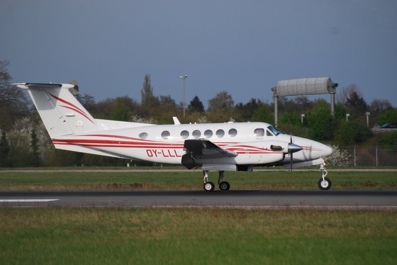 Beech B200 Super King Air OY-LLL nach der Landung in Hamburg Fuhlsbttel am Ostermontag den 13.04.09