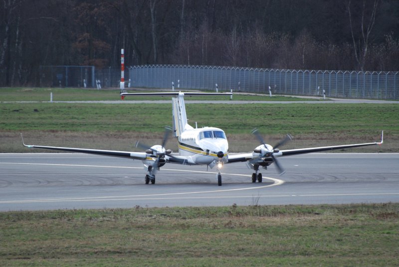 Beech Super King Air 350 D-CADN der ADAC Luftrettung ist gerade in Hamburg Fuhlsbüttel gelandet.Aufgenommen am 30.03.09