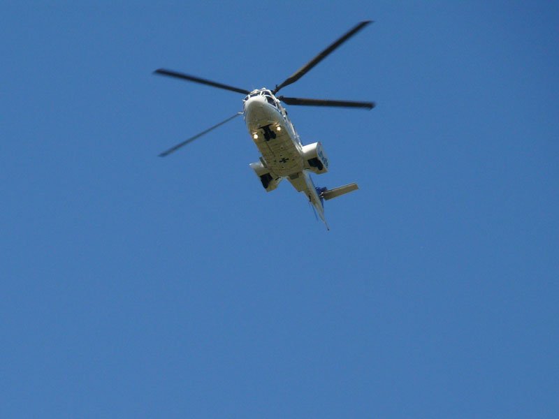 Bei einer Fahrradtour am Elbufer sichtete ich einen Hubschrauber der Luftwaffe der Bundeswehr - dessen Typ ich allerdings nicht wei; Dresden, 12.05.2009 - - 
                                                        
geklrt: ein AS532 Cougar, Hersteller: Eurocopter; 
ein V.I.P.-Hubschrauber der Flugbereitschaft.