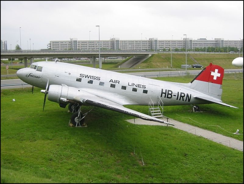 Beim Besucherzentrum des Flughafens in Mnchen ist eine DC 3 in den Farben der Swiss Air Lines ausgestellt. (Juli 2004)