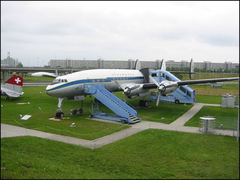 Beim Besucherzentrum des Flughafens in Mnchen ist eine Lockheed Super-Constellation in den Farben der Lufthansa ausgestellt. Allerdings handelt es sich dabei um eine Maschine, die einst der Air France gehrt hat (Juli 2004).