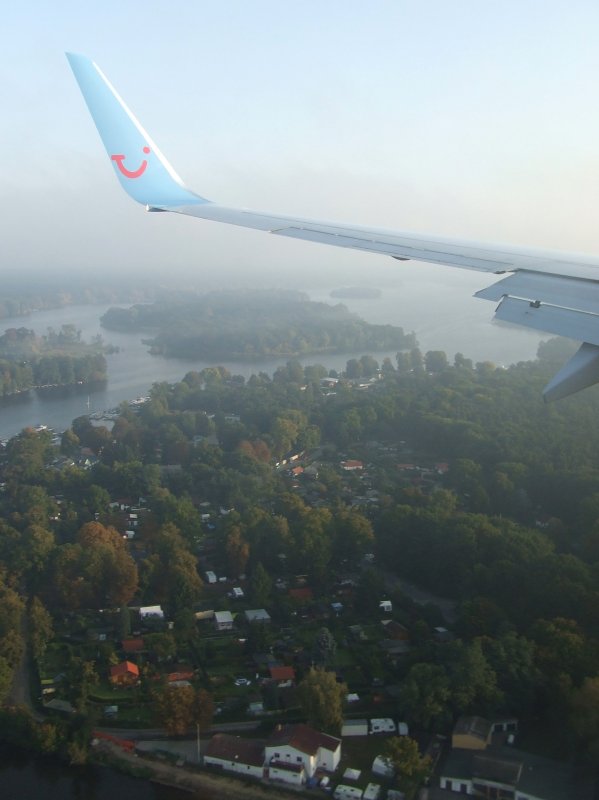 Beim Landeanflug auf Berlin-Tegel aus Richtung Westen am frhen Morgen des 25.09.2008.