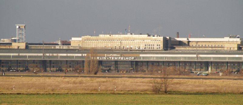 Blick auf das Hauptgebude eines unglaublichen Flughafens!! Ich Liebe ihn!
THF