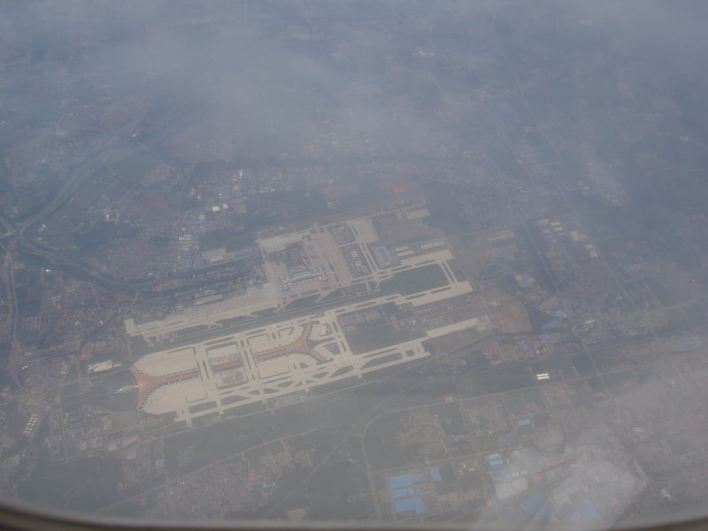 Blick auf den Penkinger Flughafen aus einer Hhe von 10000m.
Ich war hier auf der Heimreise von Shanghai nach Frankfurt am 8.8.2007.