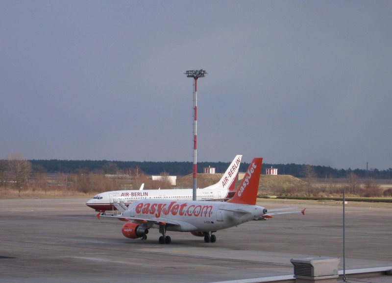 Blick von der Besucherterrasse in Berlin-Schnefeld, zwei Flugzeuge 