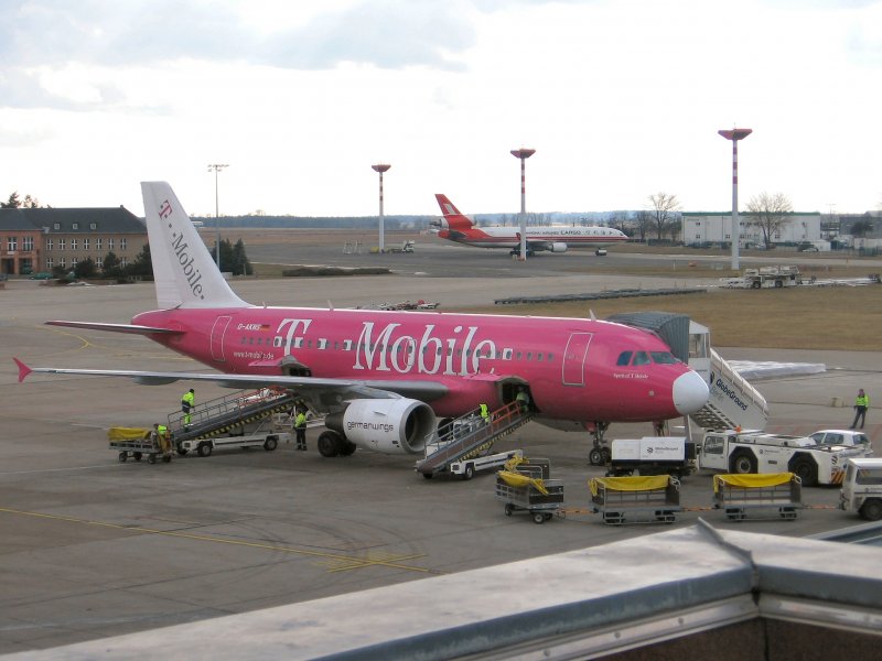 Blick von der Besucherterrasse des Flughafens Berlin-Schnefeld auf Maschine der Fluggesellschaft Germanwinggs mit T-Mobil-Werbung, Foto von 1996