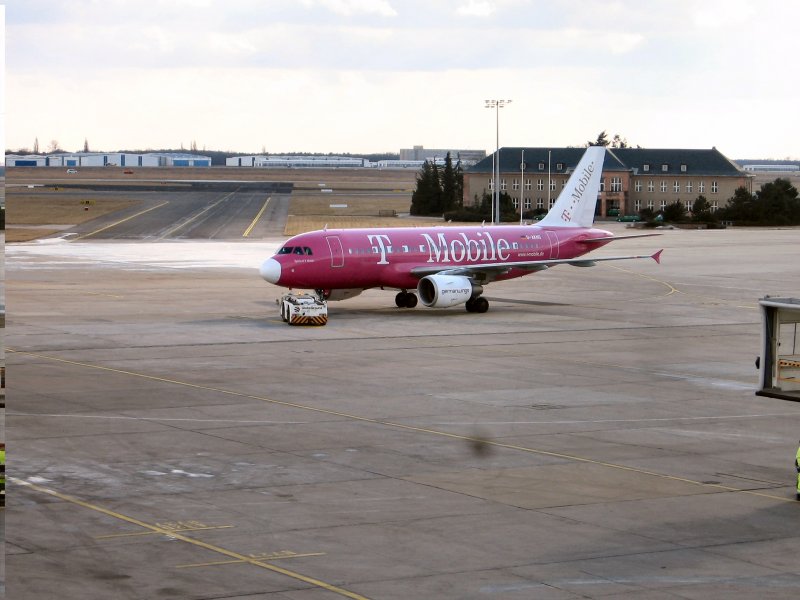 Blick von der Besucherterrasse. Flugzeug der Fluggesellschaft Germanwings mit T-Mobil-Werbung, Aufnahme 1996
