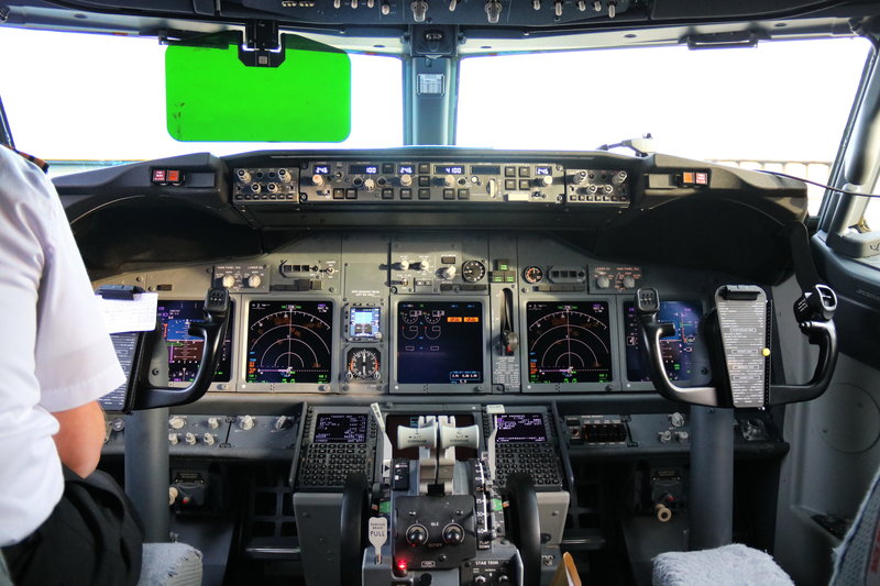 Blick In Das Cockpit Einer Boeing 737 800 Ei Ftw Der