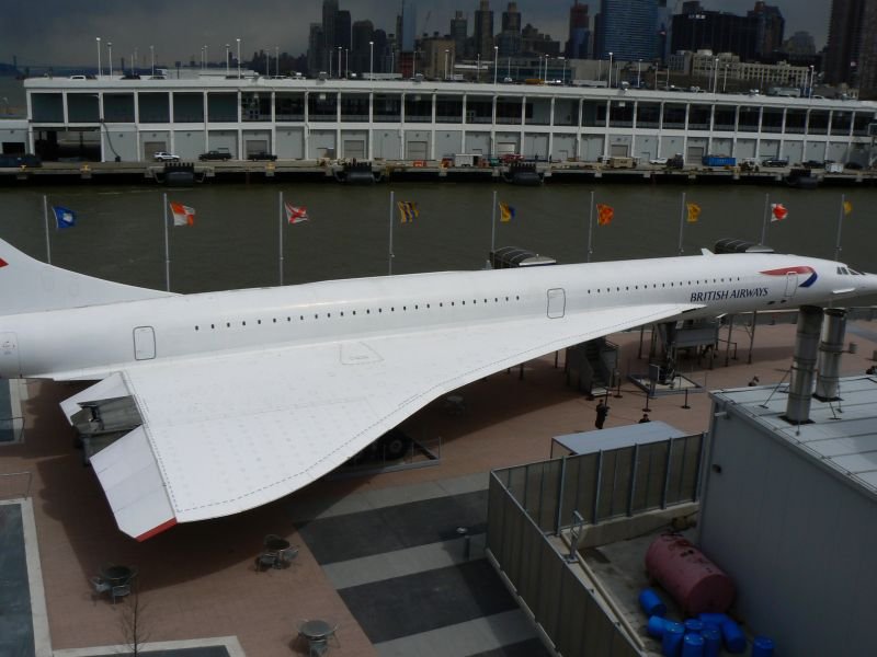Blick vom Flugzeugtrger  Intrepid  auf die Concorde der BA in New York.