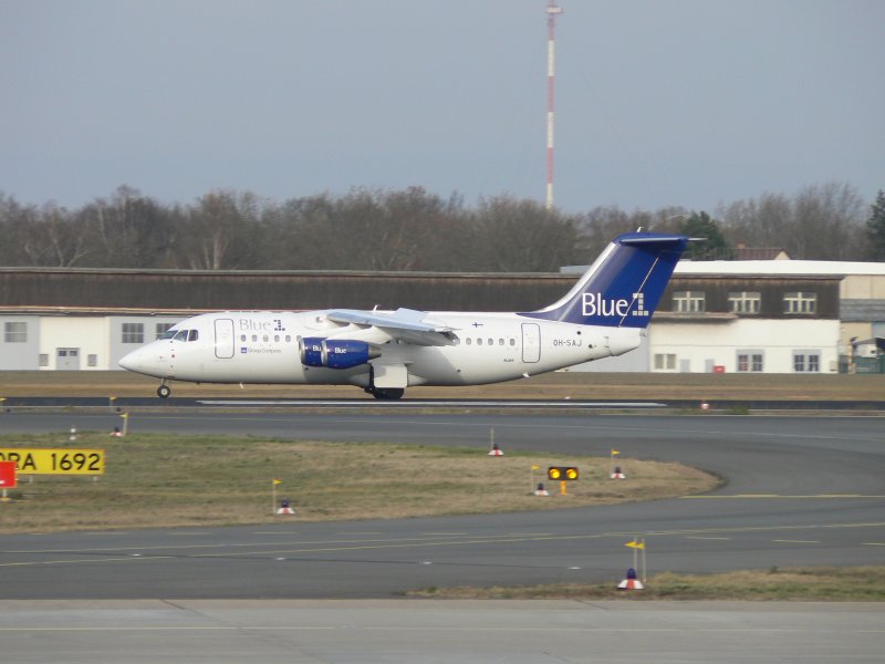 Blue 1 RJ 85 OH-SAJ am 16.12.2006 auf dem Flughafen Berlin-Tegel