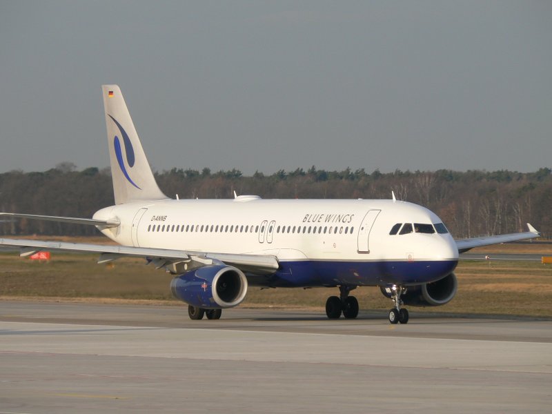 Blue Wings A 320-232 D-ANNB auf dem Flughafen berlin Tegel am 16.12.2006