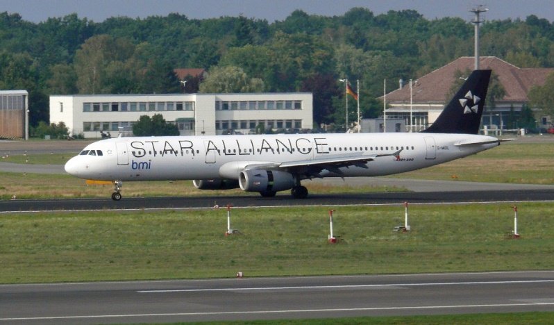 BMI 321 G-MIDL Staralliance 27.08.08 brachte fr das Madonna-Konzert in Berlin die Musiker und Techniker nach Berlin