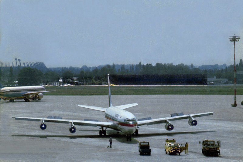 Boeing 707 auf dem Gelnde des Flughafens Dsseldorf-Lohausen.
Im Hintergrund links ist noch das alte Rheinstadion zu sehen.
Damals noch Heimsttte von ´Fortuna Dsseldorf´!
Aufn. ca 1970