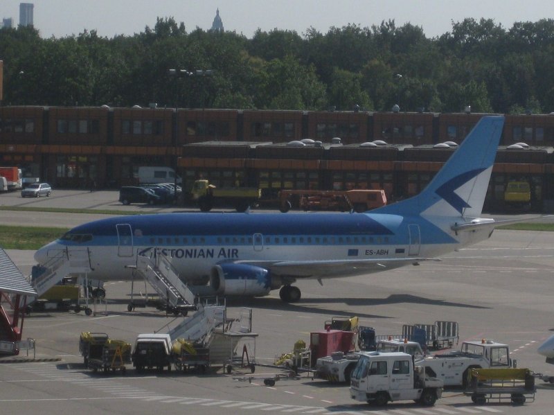 Boeing 737-300 der Estonian Air auf dem Flughafenvorfeld in Berlin-Tegel