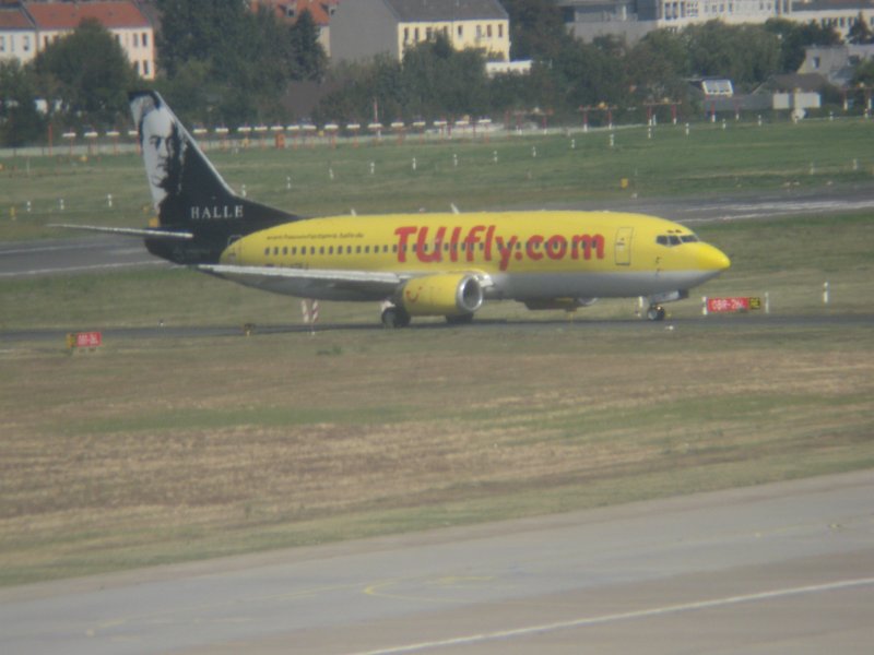Boeing 737-300 der TUIfly nach der Landung in Berlin-Tegel