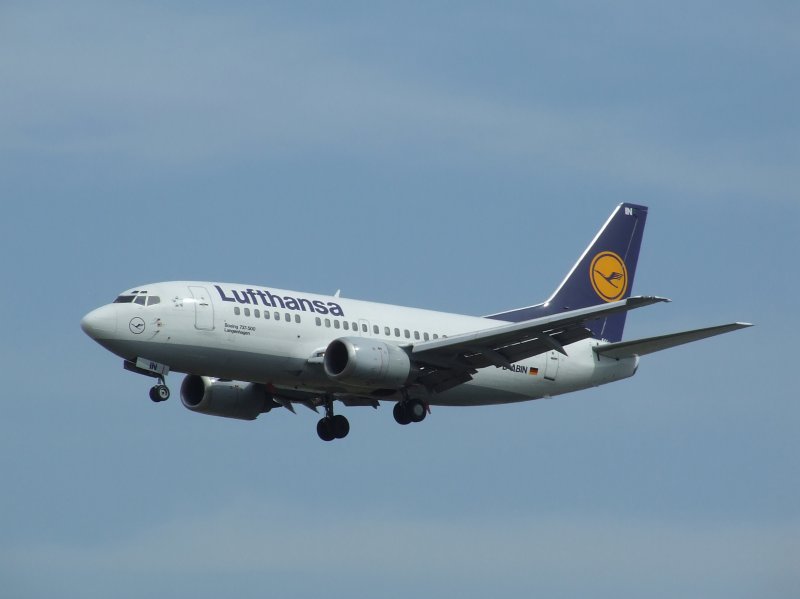 Boeing 737-500  Langenhagen  der Lufthansa kurz vor der Landung in Frankfurt am Main am 07.08.2008.