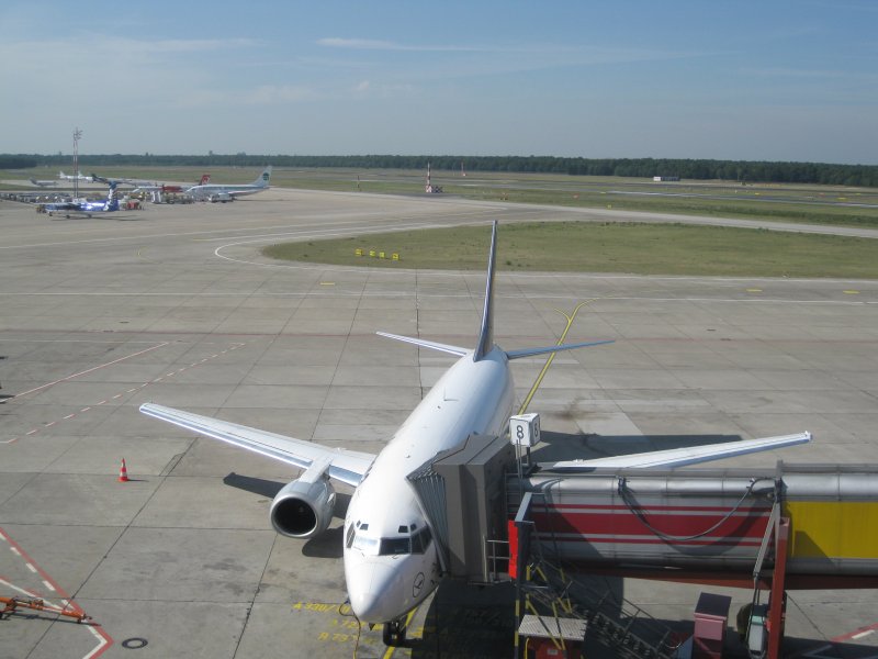 Boeing 737-500 der Lufthansa am Terminal in Berlin-Tegel