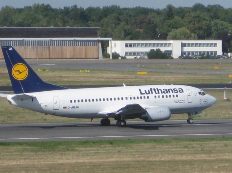Boeing 737-500 der Lufthansa mit der Kennung D-ABJA und dem Taufnamen  Bad Segeberg  beim Start in Berlin-Tegel