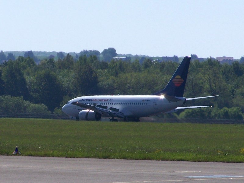 Boeing 737-700 (D-AHIB) von Hamburg International bei der Landung aus Mallorca am Flughafen Saarbrcken (10.05.2008).