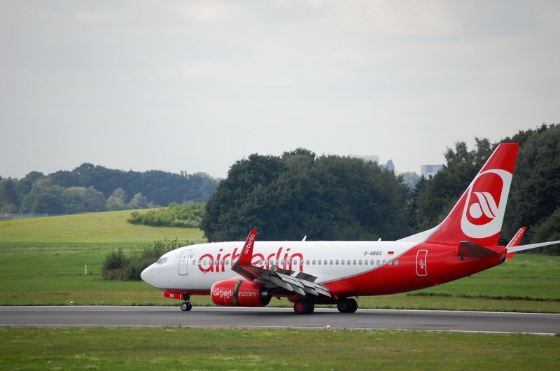 Boeing 737-76N D-ABBS der Air Berlin nach der Landung auf dem Flughafen Hamburg Fuhlsbttel 