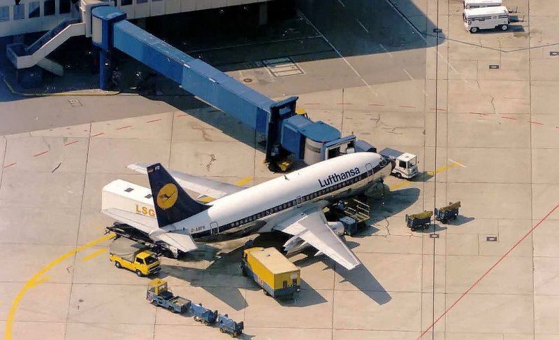 Boeing 737 der Lufthansa am Gate - Sommer 1986