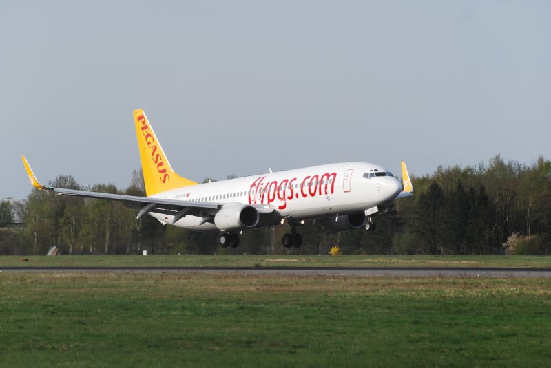 Boeing 737 TC-APH der Pegasus Airlines bei der Landung im Hamburg Fuhlsbttel am Ostermontag den 13.04.09