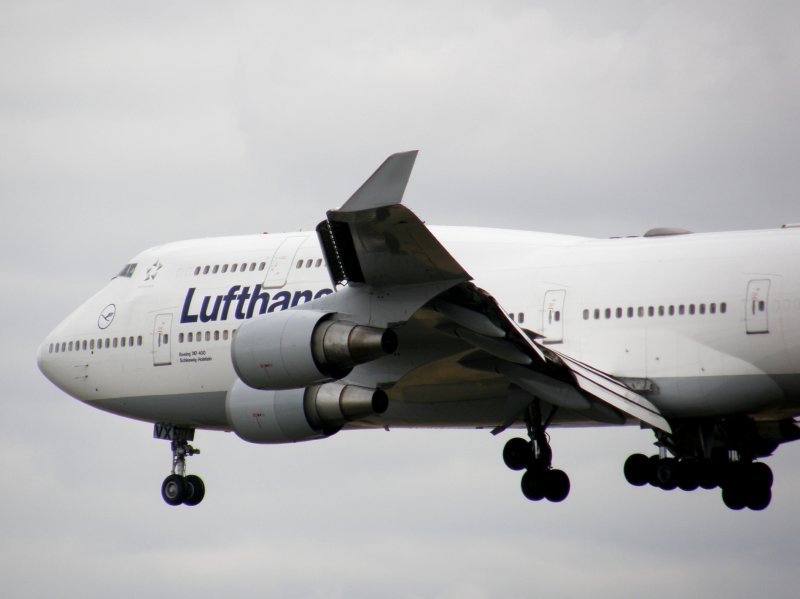 Boeing 747-400  Schleswig-Holstein  bei der Landung in Frankfurt am Main am 16.07.2008.