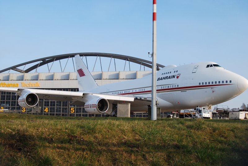 Boeing 747SP aus Bahrain am 21.03.09 vor dem Hangar von Lufthansa Technik in Hamburg Fuhlsbttel. 