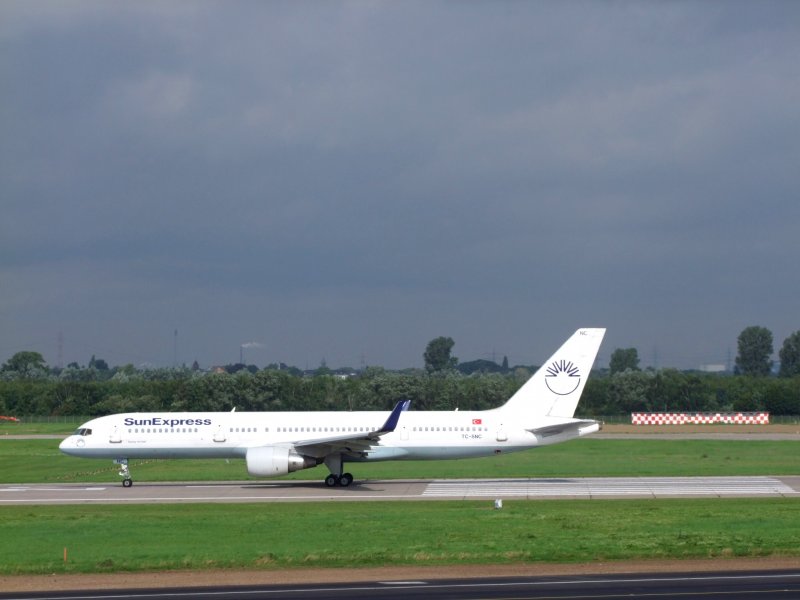 Boeing 757-200(SunExpress) hat die Starterlaubnis und wird demnchst durchstarten; 080904