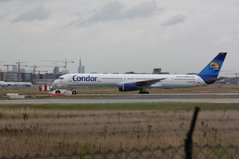 Boeing 757-300, Kennung D-ABOI von CONDOR wird am 05.09.2009 von der LUFTHANSA Wartungshalle kommend, ber die Rollbahn zum Abstellplatz gezogen. Frankfurt/Main Flughafen.