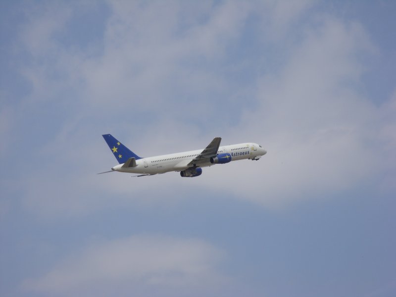 Boeing 757 startet whrend der ILA zwischen den Flugshows der Ausstellungsflieger. Der normale Flugverkehr wurde whrend der ILA nicht ausgesetzt. Berlin Schnefeld am 01.06.08