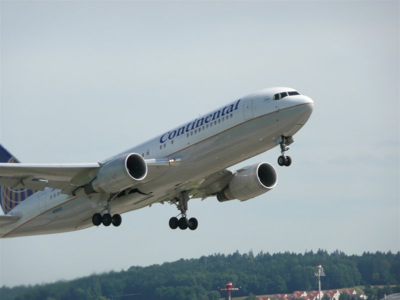 Boeing 767-224 der Continental Airlines beim Start in Zrich am 7.8.2008.